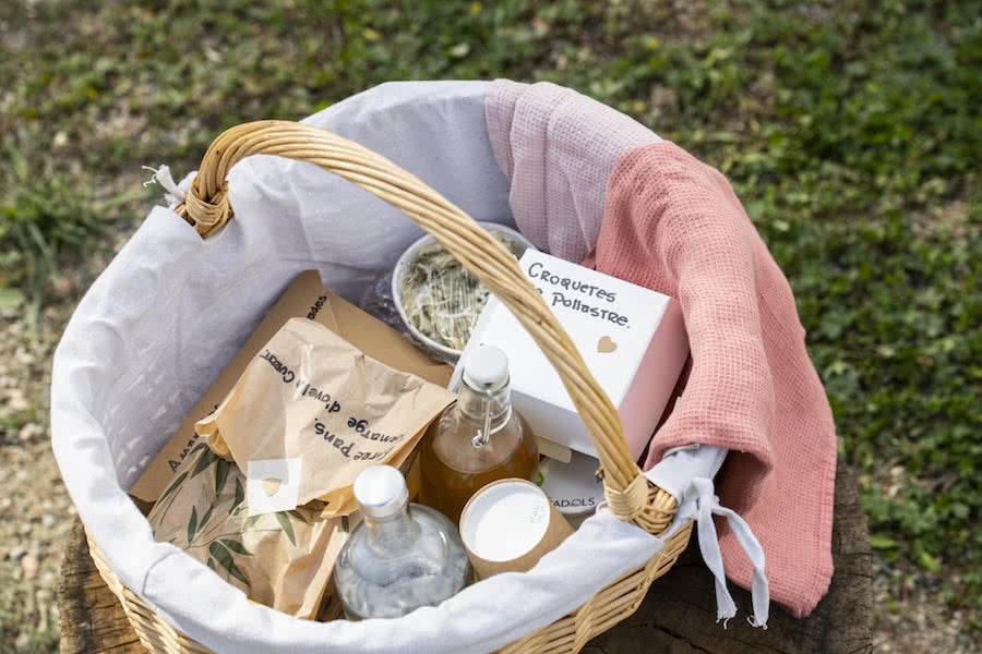 Cesta de picnic de Can Buch con comida y bebidas para disfrutar al aire libre en La Garrotxa